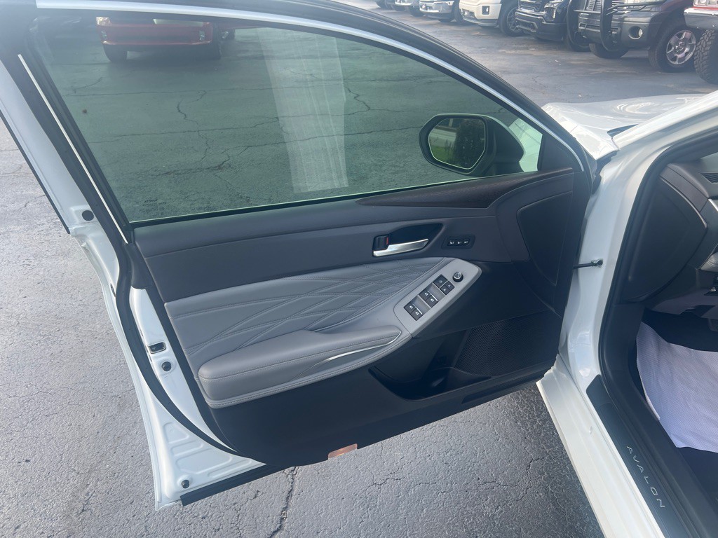2019 Toyota Avalon Image 8
