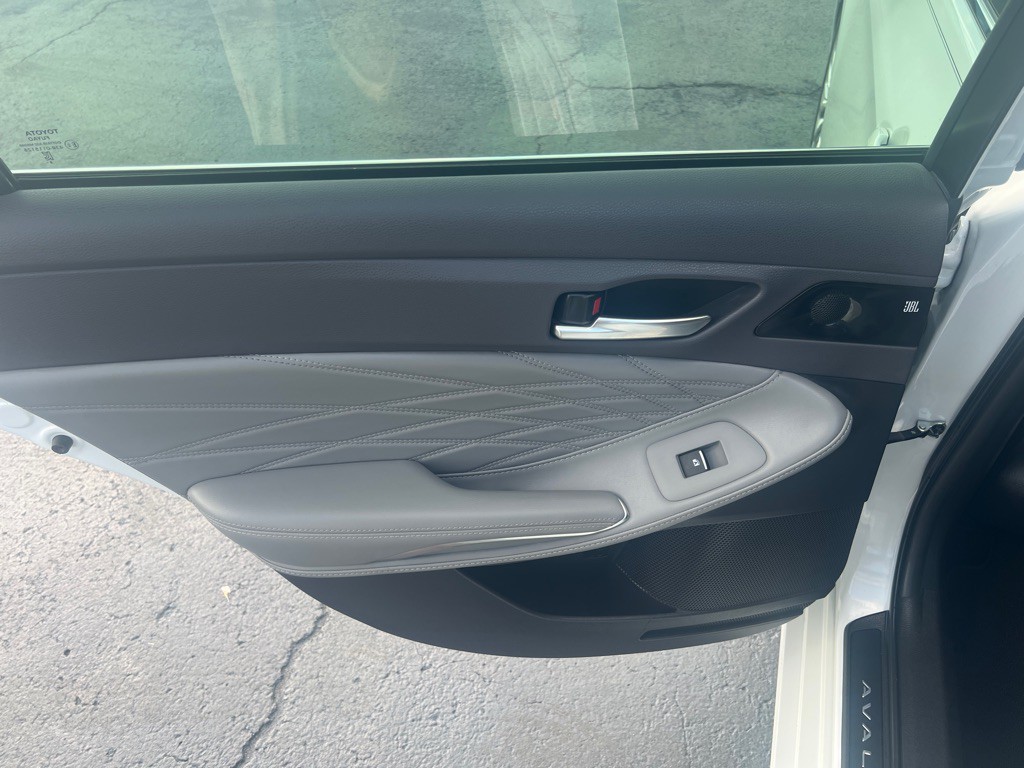 2019 Toyota Avalon Image 12