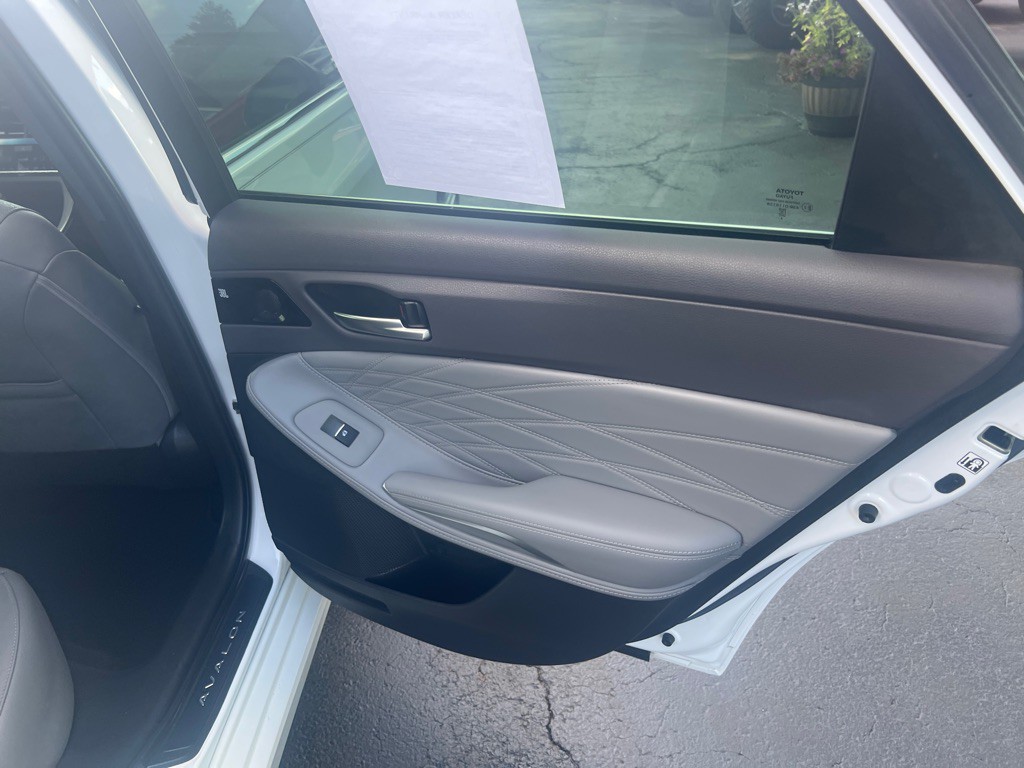 2019 Toyota Avalon Image 16