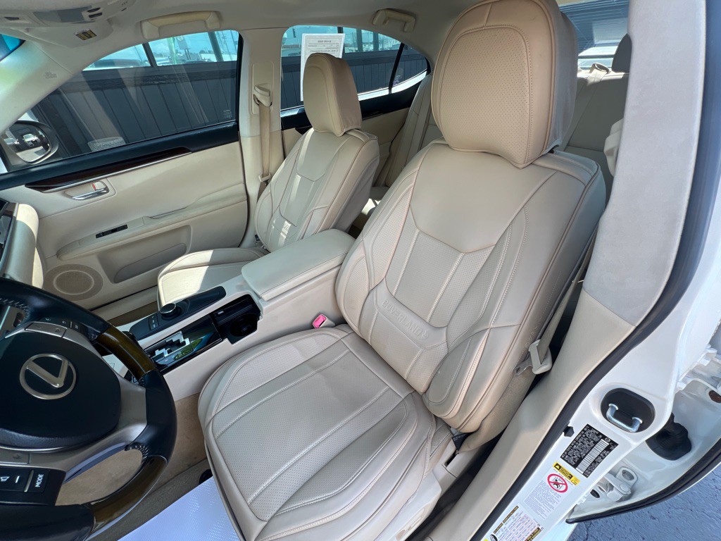 2013 Lexus ES Image 16