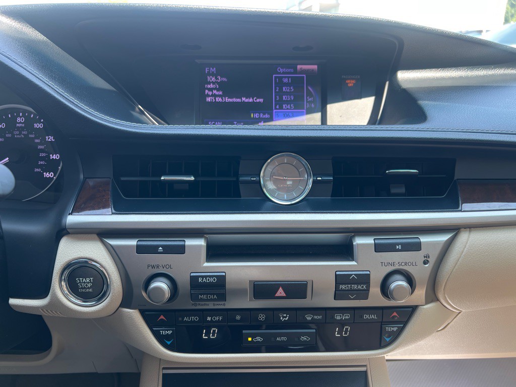 2013 Lexus ES Image 18