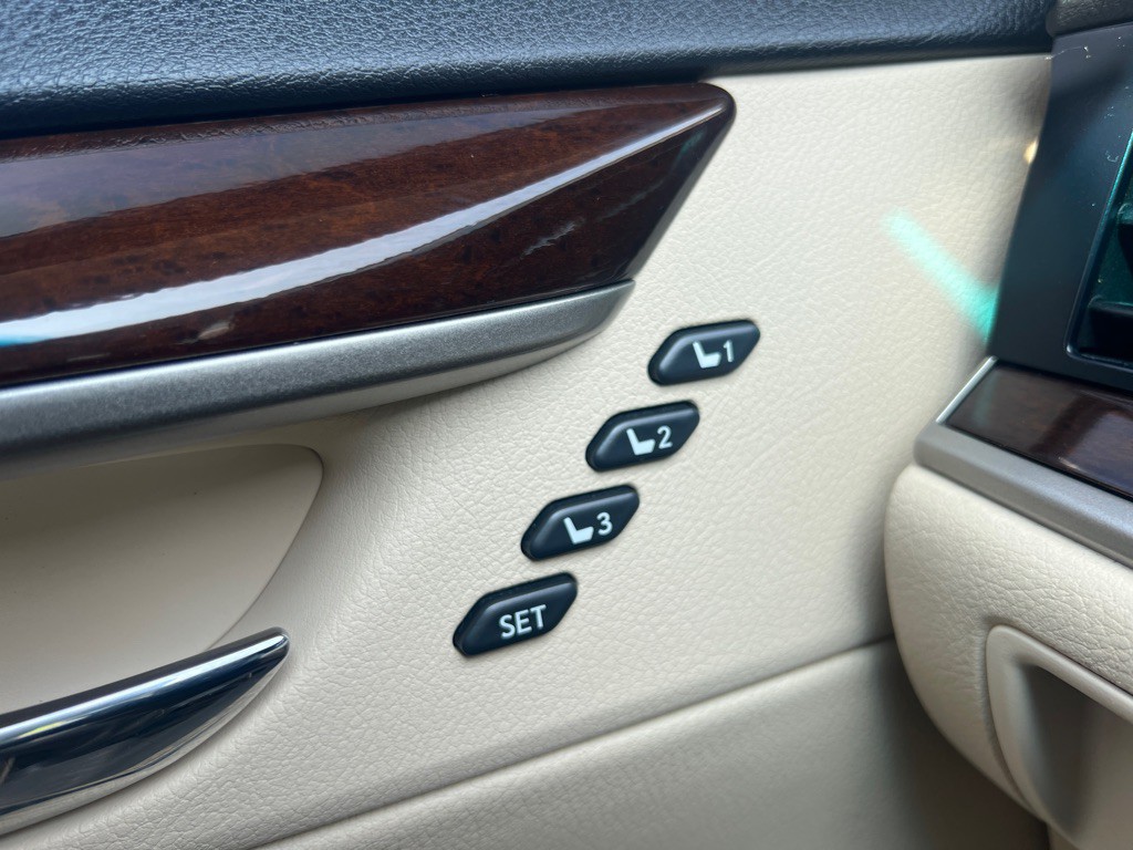 2013 Lexus ES Image 22