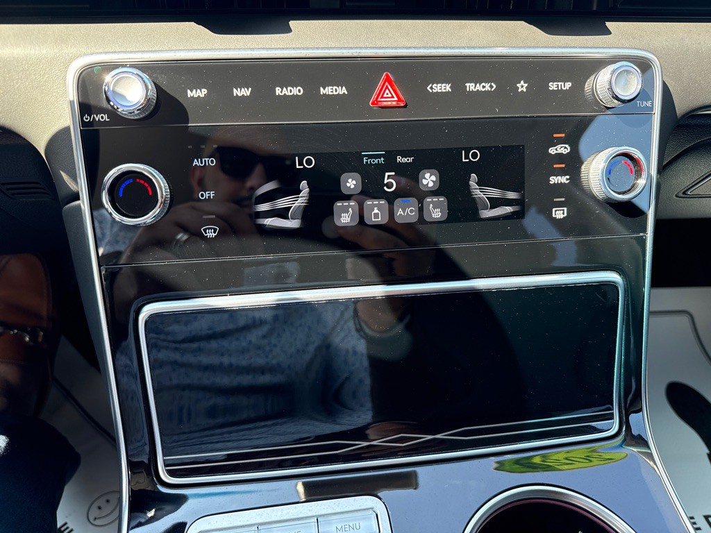 2025 Genesis GV80 Image 25