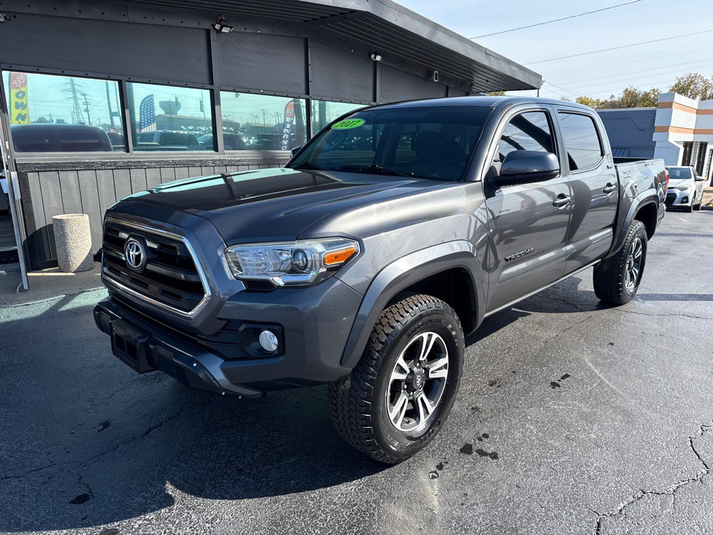 2017 Toyota Tacoma Image 1