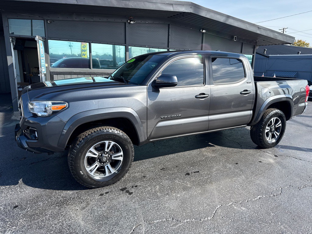 2017 Toyota Tacoma Image 2