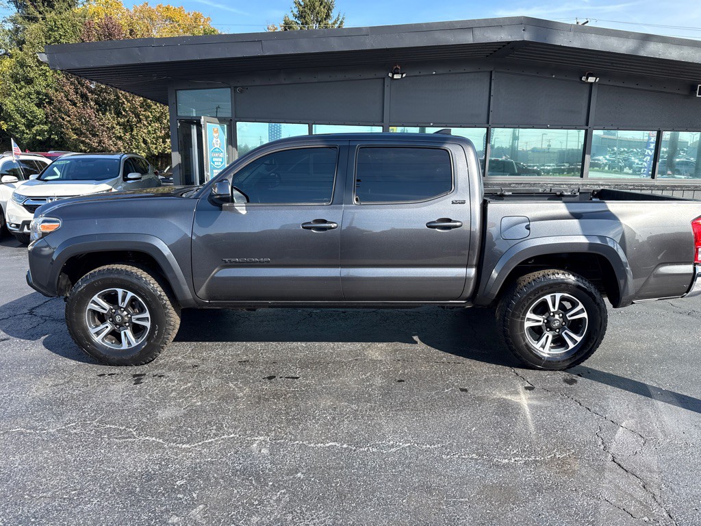 2017 Toyota Tacoma Image 3