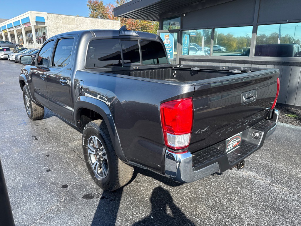 2017 Toyota Tacoma Image 4