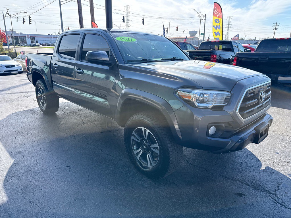 2017 Toyota Tacoma Image 8