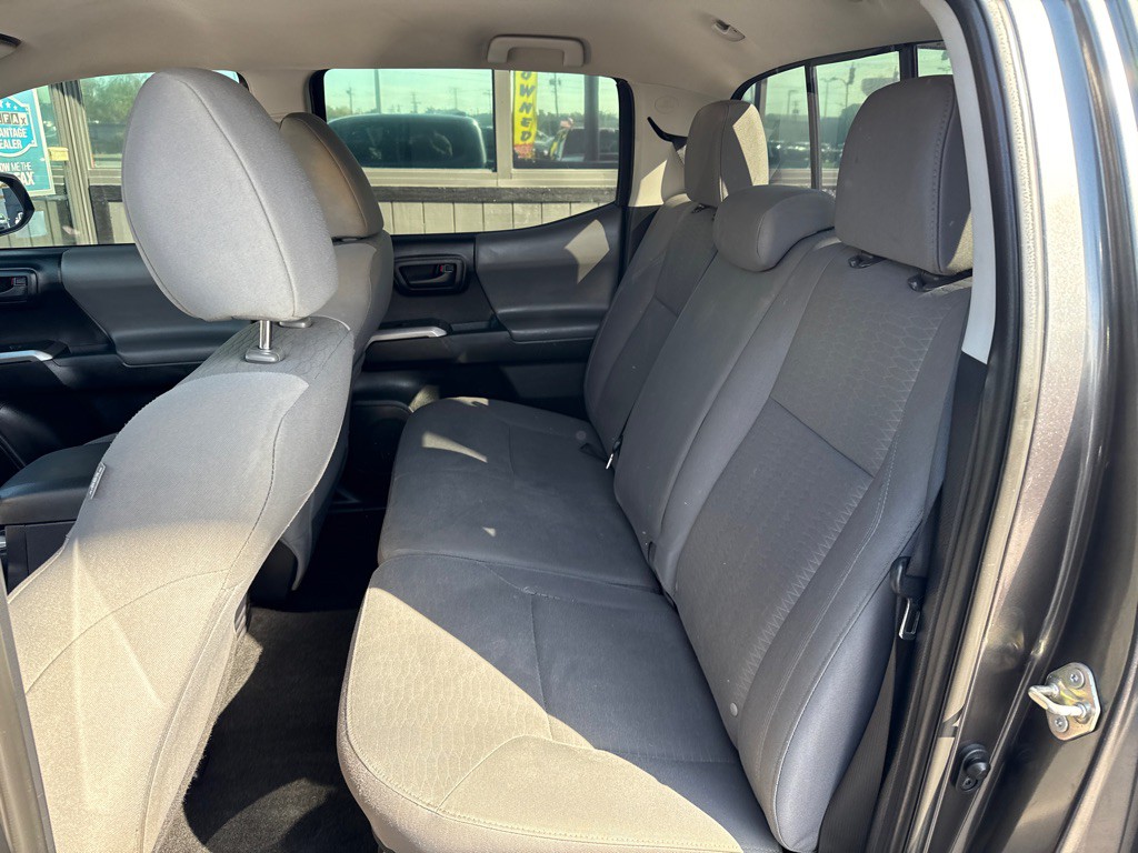 2017 Toyota Tacoma Image 12