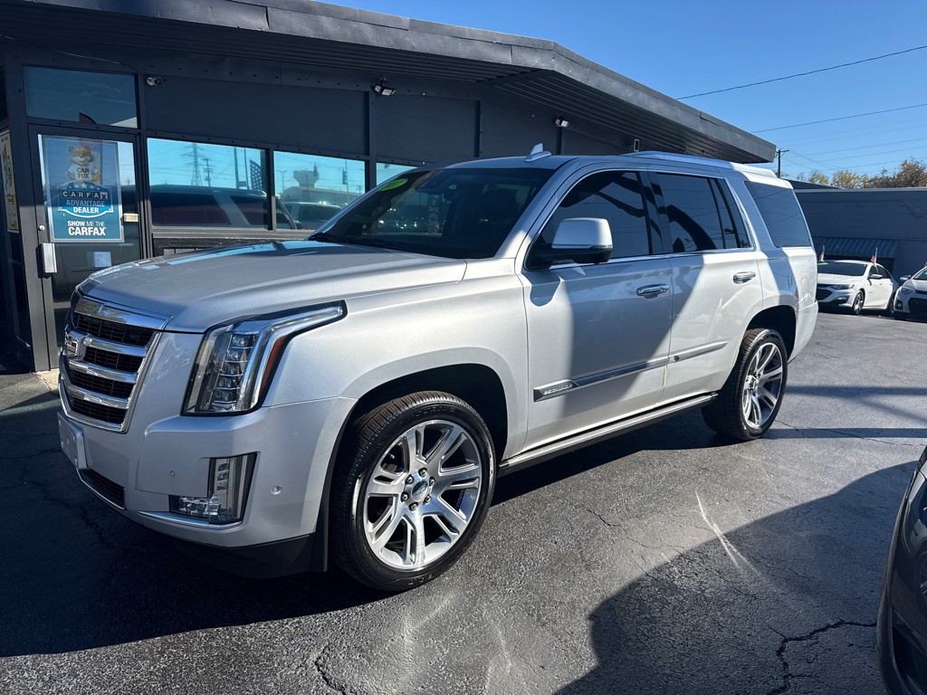 2017 Cadillac Escalade Image 2