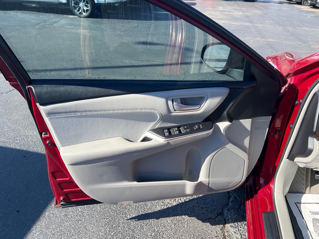 2016 Toyota Camry Image 9