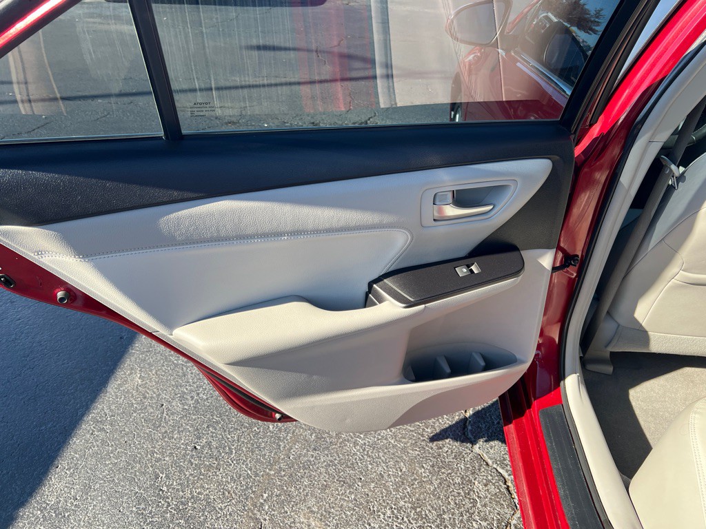 2016 Toyota Camry Image 12