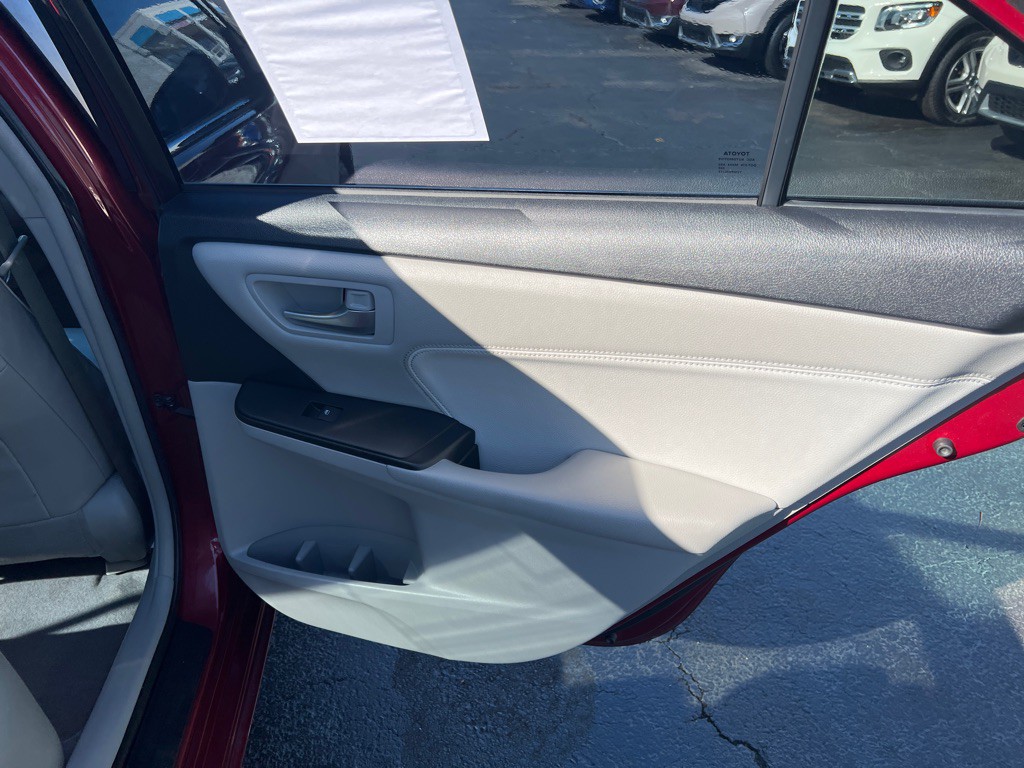 2016 Toyota Camry Image 16