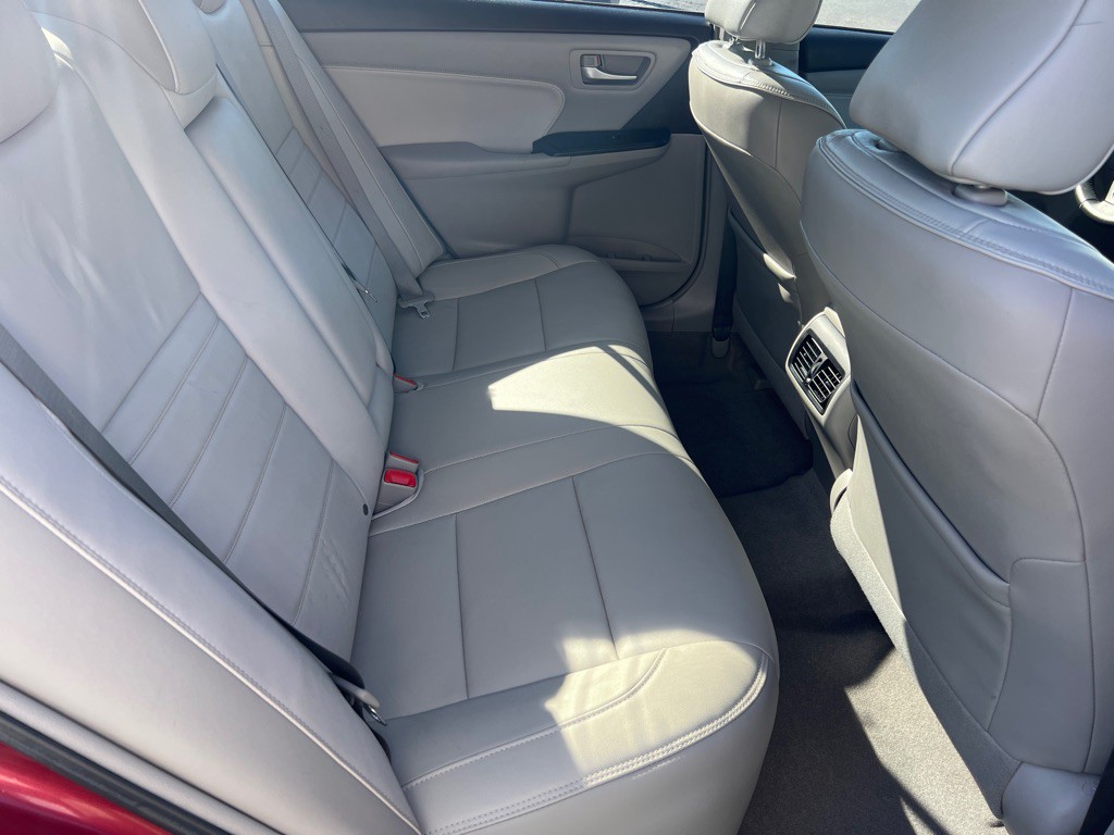 2016 Toyota Camry Image 17