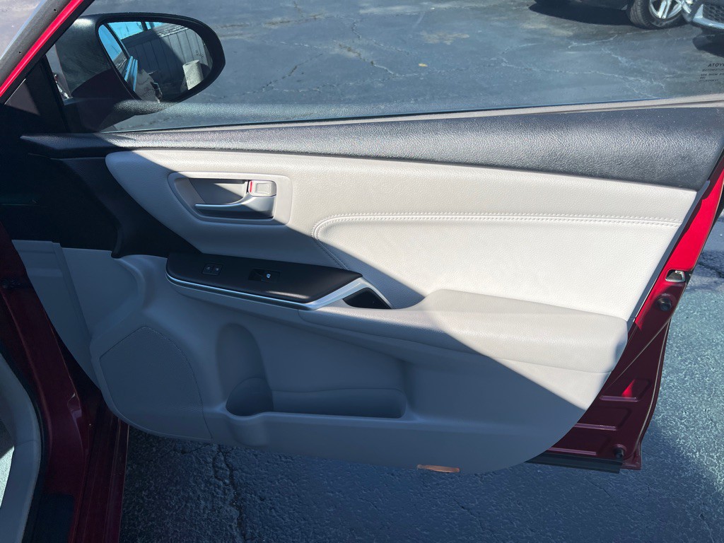 2016 Toyota Camry Image 18