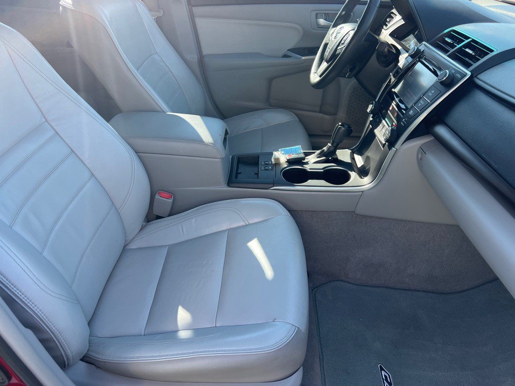 2016 Toyota Camry Image 19