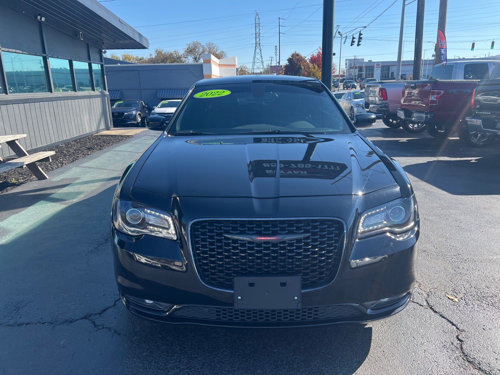 2022 Chrysler 300 Image 2