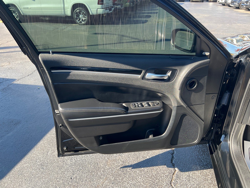 2022 Chrysler 300 Image 10
