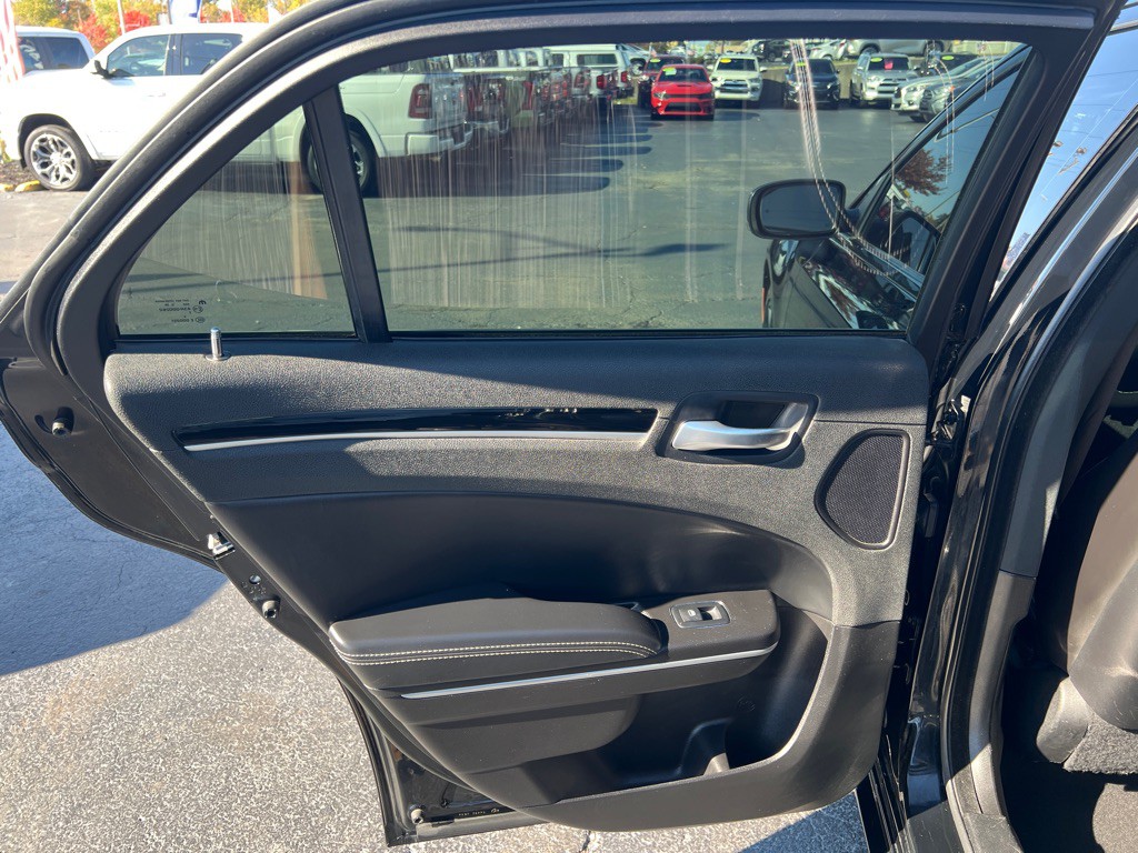 2022 Chrysler 300 Image 13