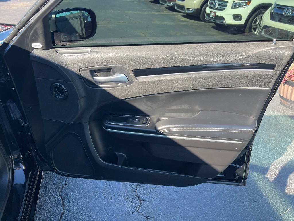 2022 Chrysler 300 Image 19