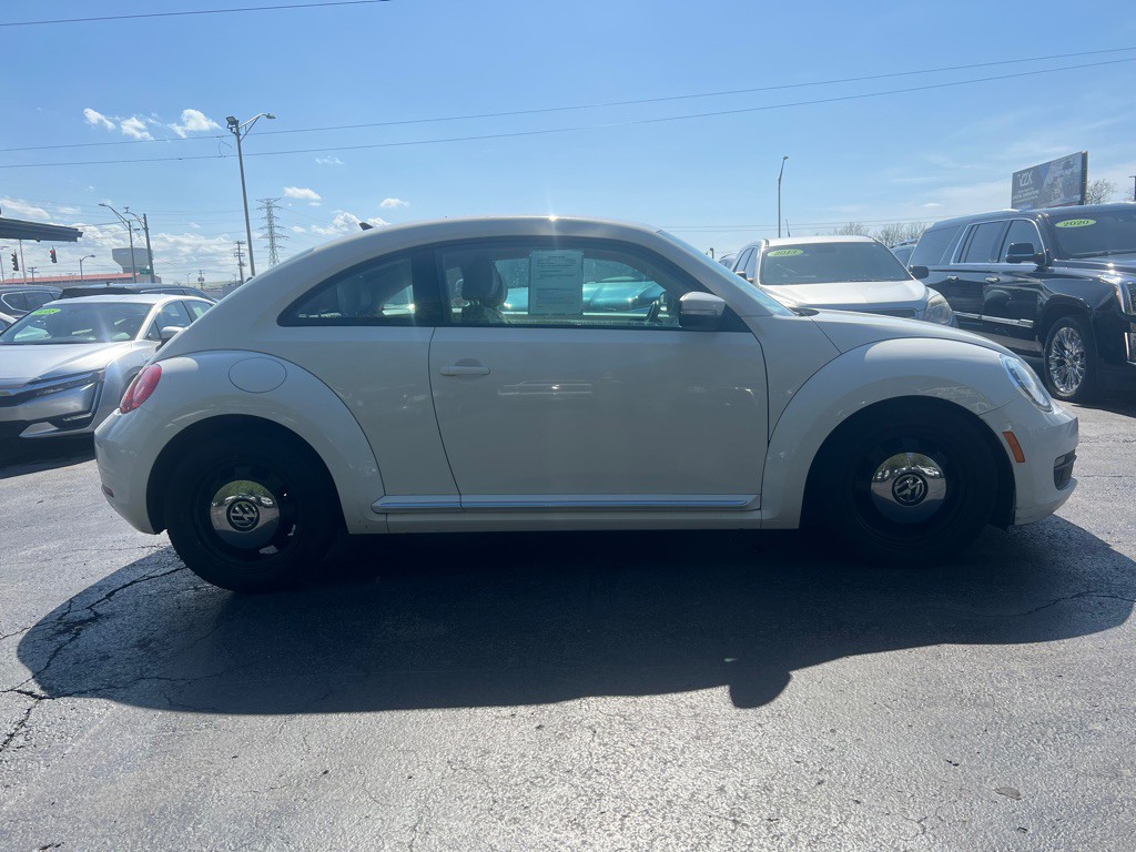 2014 Volkswagen Beetle Image 2