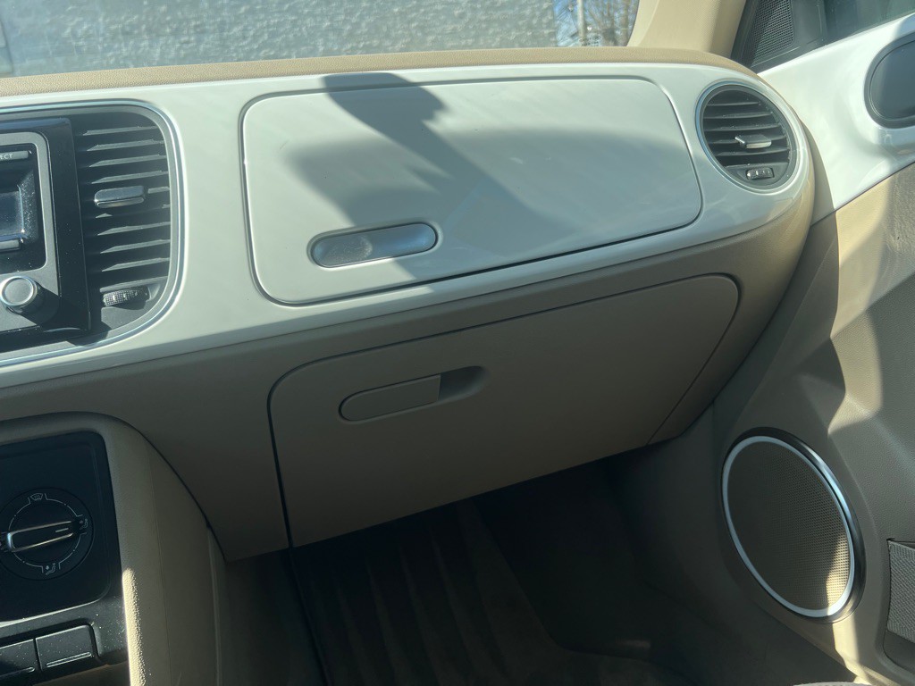 2014 Volkswagen Beetle Image 24