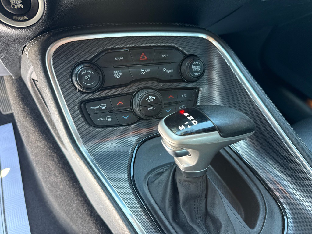2015 Dodge Challenger Image 17