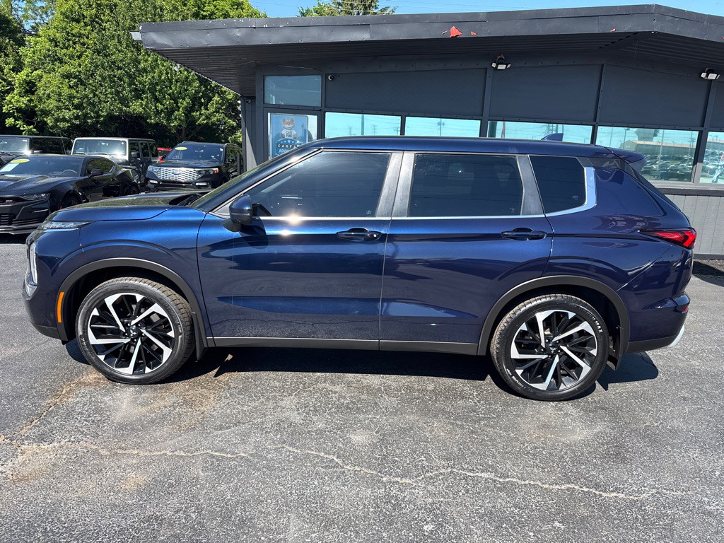 2022 Mitsubishi Outlander Image 3