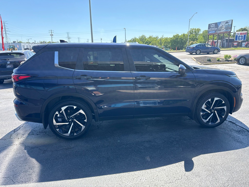 2022 Mitsubishi Outlander Image 7