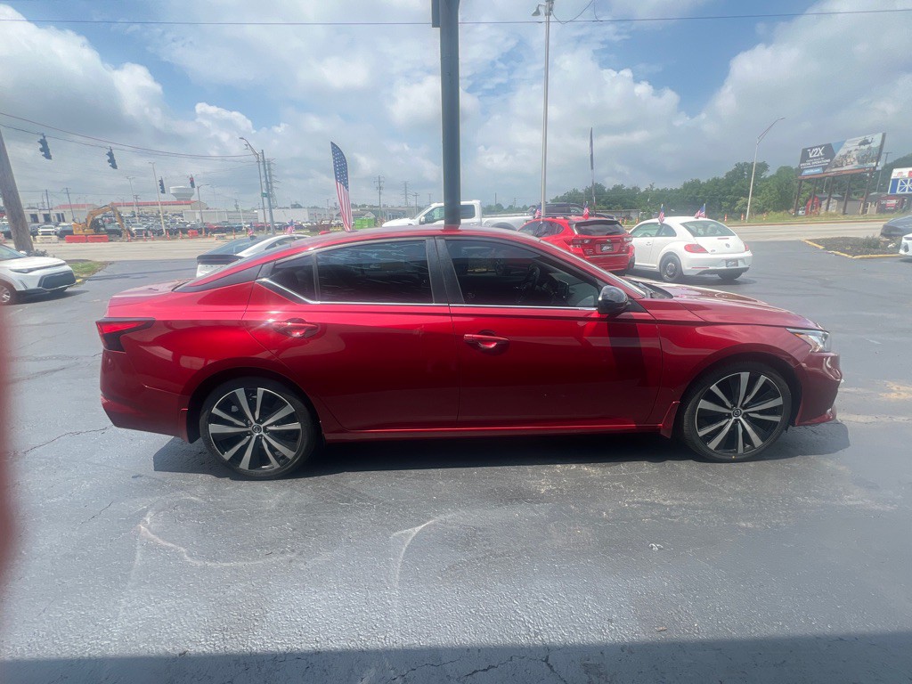 2021 Nissan Altima Image 17