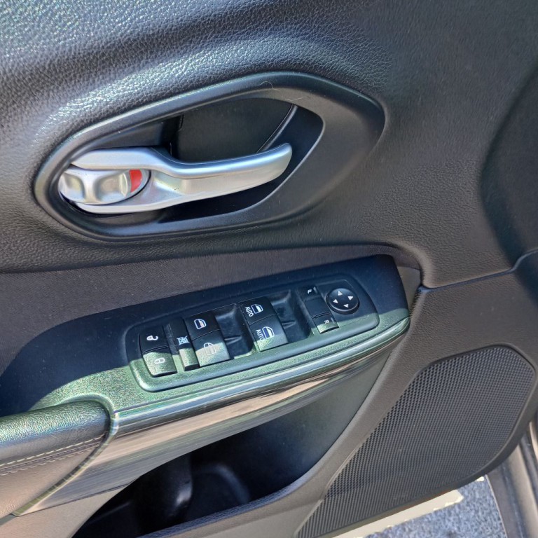 2016 Jeep Cherokee Image 12