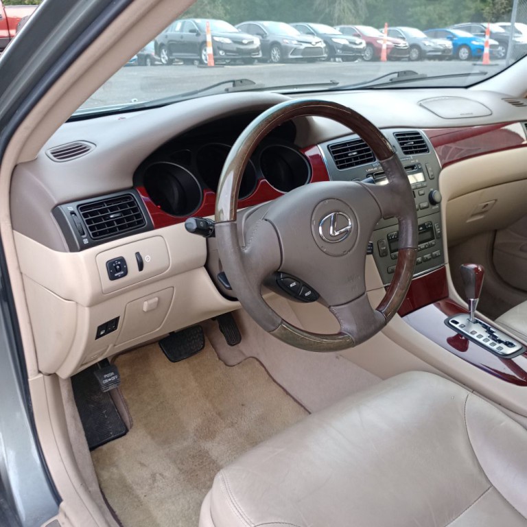 2004 Lexus ES Image 9