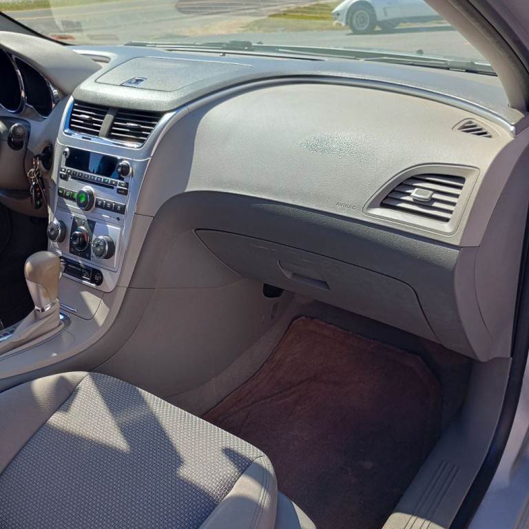 2011 Chevrolet Malibu Image 20