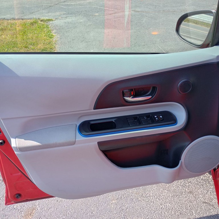2013 Toyota Prius Image 11