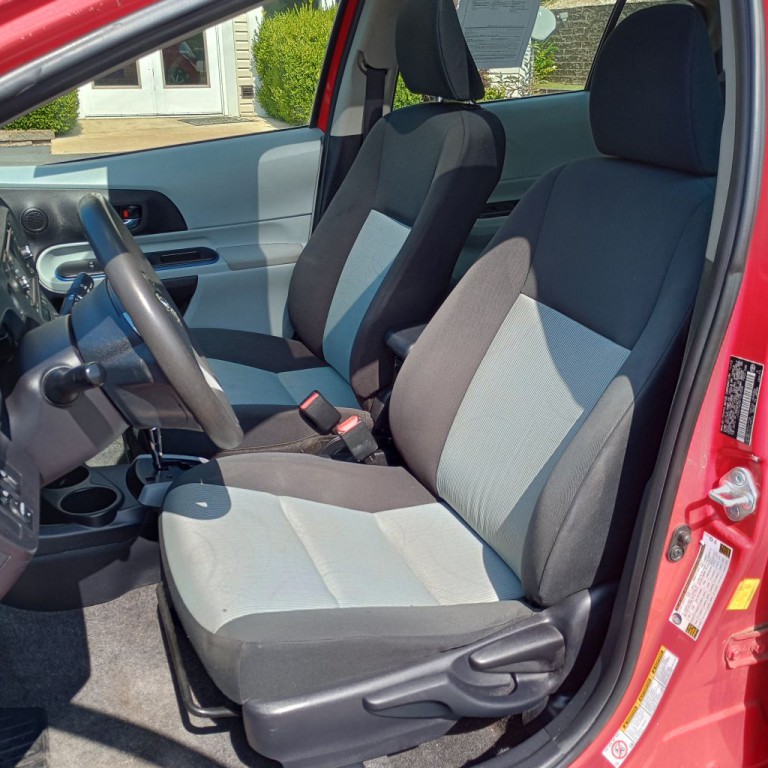 2013 Toyota Prius Image 14