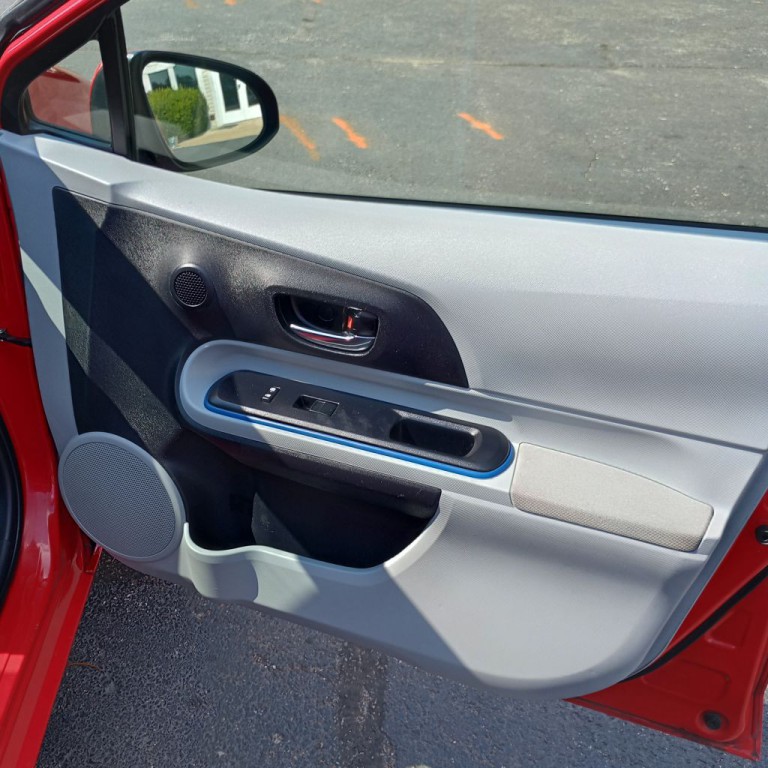 2013 Toyota Prius Image 22