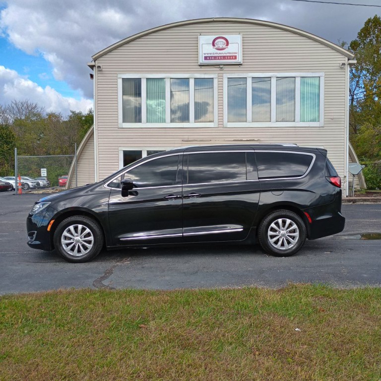 2019 Chrysler Pacifica Image 2