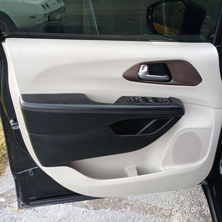 2019 Chrysler Pacifica Image 11