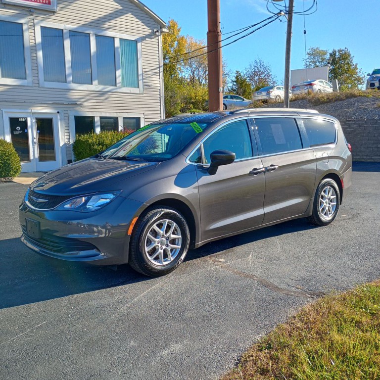 2020 Chrysler Voyager Image 1