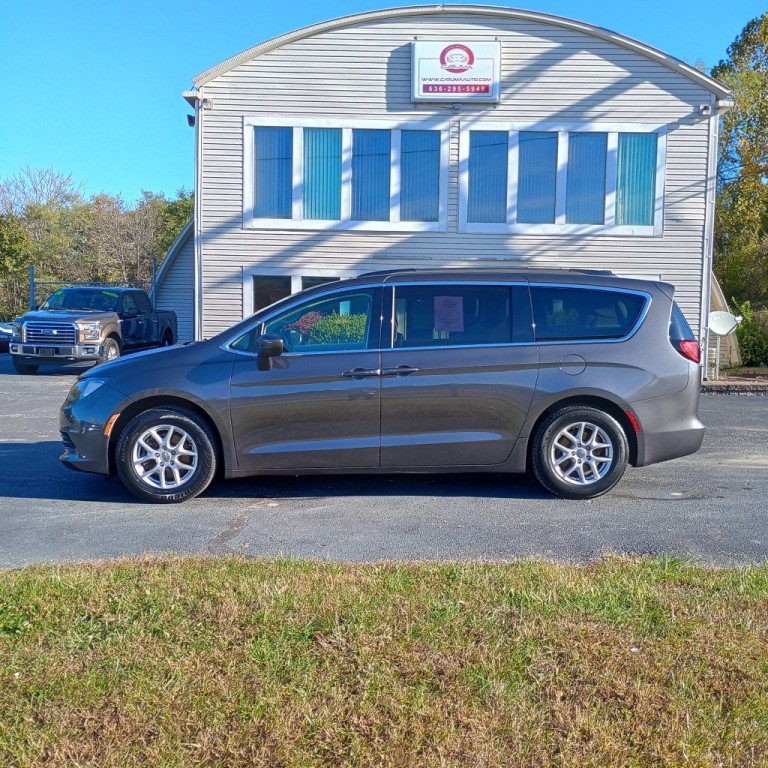 2020 Chrysler Voyager Image 2