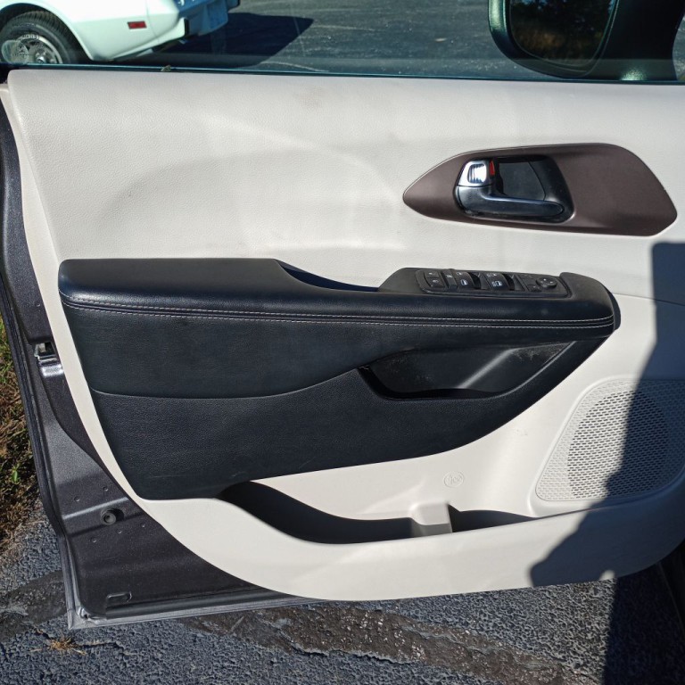 2020 Chrysler Voyager Image 11