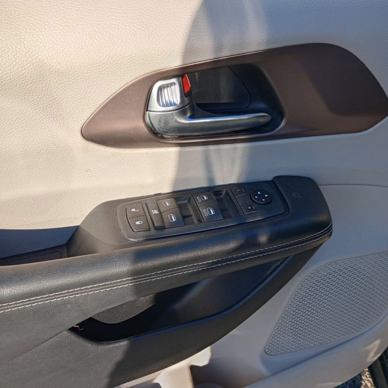 2020 Chrysler Voyager Image 12