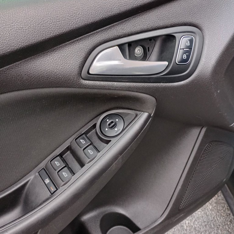 2017 Ford Focus Image 12