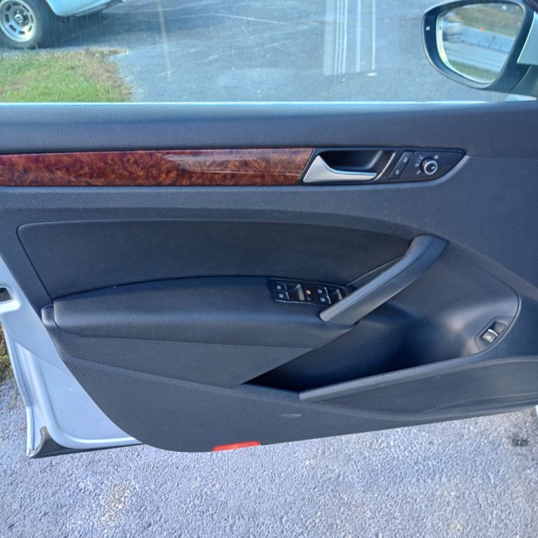 2012 Volkswagen Passat Image 11