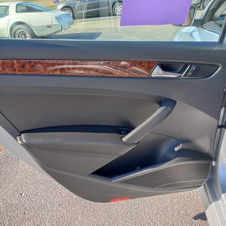 2012 Volkswagen Passat Image 16