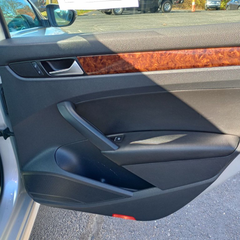 2012 Volkswagen Passat Image 19