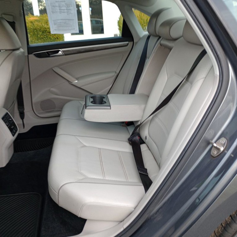 2018 Volkswagen Passat Image 17