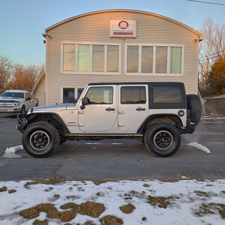 2011 Jeep Wrangler Unlimited Image 2