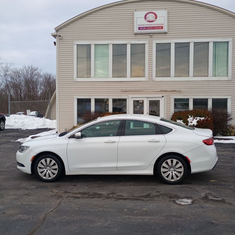 2016 Chrysler 200 Image 2