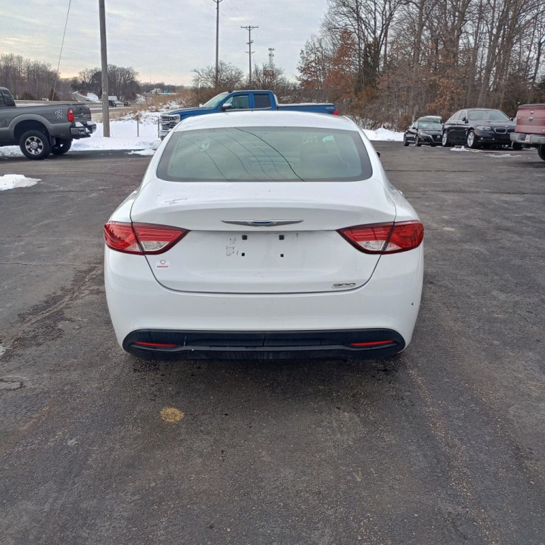 2016 Chrysler 200 Image 4